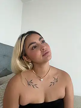 Snapshot of Elina_Hills chatting on 12.17.25 Elina Hills online show from 12.17.25