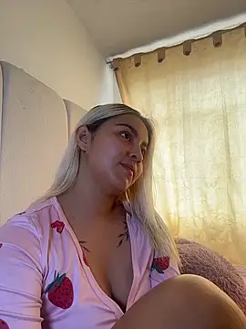 Snapshot of Elina_Hills chatting on 12.20.25 Elina Hills online show from 12.20.25