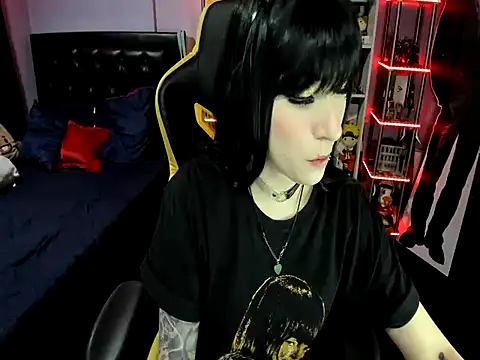 Snapshot of Yummy_dark chatting on 10.30.25 Yummy dark online show from 10.30.25