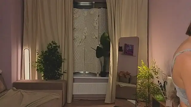 Snapshot of LouiseCollins chatting on 11.05.25 LouiseCollins online show from 11.05.25