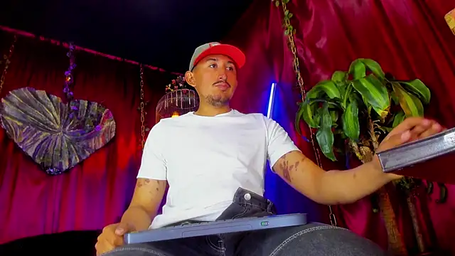 Snapshot of x_heros_x chatting on 11.03.25 x heros x online show from 11.03.25