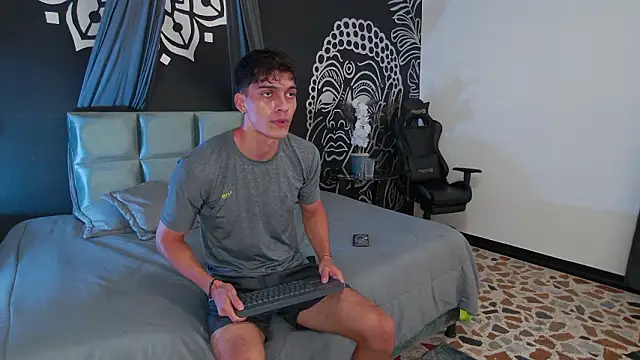 Snapshot of AlessioVitale chatting on 02.14.26 AlessioVitale online show from 02.14.26