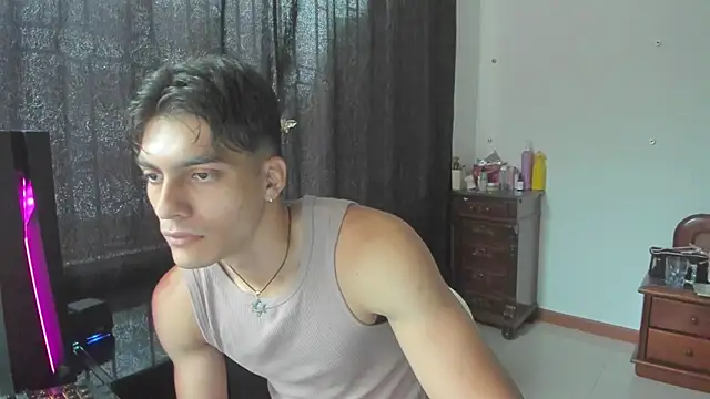 Snapshot of AlessioVitale chatting on 03.27.26 AlessioVitale online show from 03.27.26