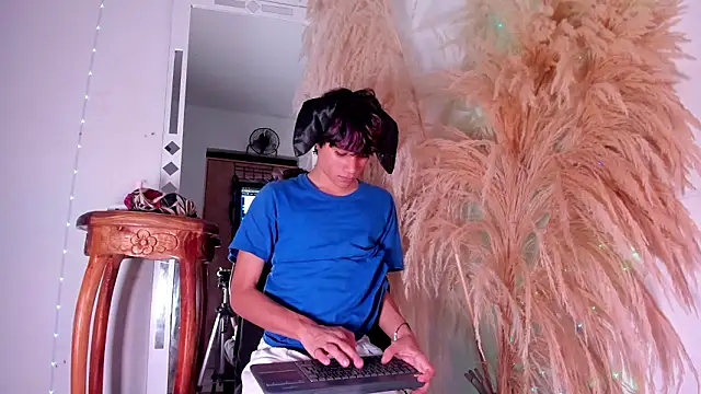 Leo Glow online show from 03.04.26