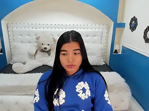 Snapshot of Sheyla_Bell chatting on 10.31.25 Sheyla Bell online show from 10.31.25