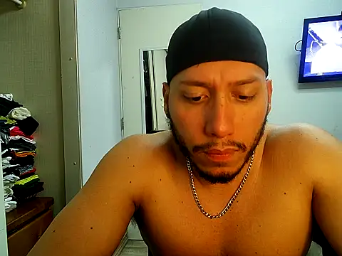 Snapshot of justmore_ofme chatting on 11.06.25 justmore ofme online show from 11.06.25