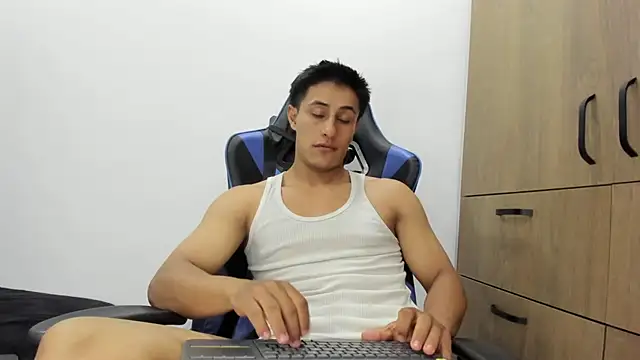 Snapshot of dorman_boy chatting on 11.02.25 dorman boy online show from 11.02.25