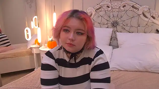 Snapshot of JennyBloom chatting on 11.08.25 JennyBloom online show from 11.08.25