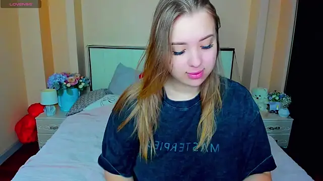 Snapshot of AlexissMmm chatting on 11.08.25 AlexissMmm online show from 11.08.25