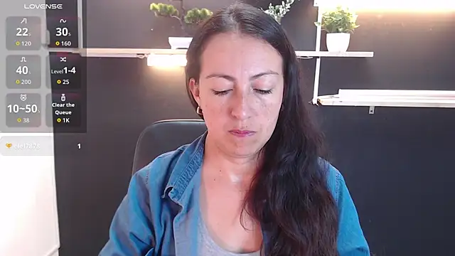 Snapshot of Lauryn_Jones chatting on 05.11.26 Lauryn Jones online show from 05.11.26