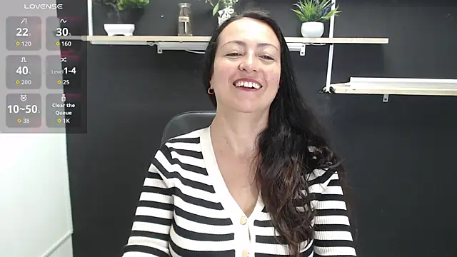 Snapshot of Lauryn_Jones chatting on 05.12.26 Lauryn Jones online show from 05.12.26