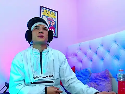 Snapshot of bad_boy_hottx chatting on 11.02.25 bad boy hottx online show from 11.02.25