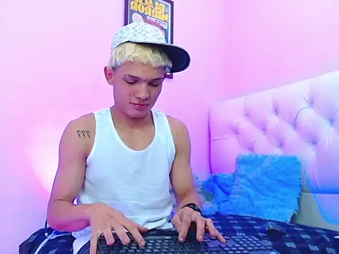 Snapshot of bad_boy_hottx chatting on 11.06.25 bad boy hottx online show from 11.06.25