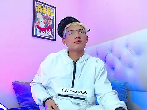 Snapshot of bad_boy_hottx chatting on 11.11.25 bad boy hottx online show from 11.11.25