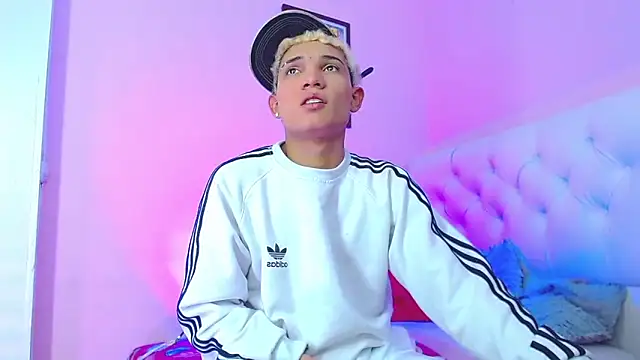 Snapshot of bad_boy_hottx chatting on 11.17.25 bad boy hottx online show from 11.17.25