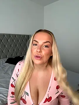 Snapshot of LeahLovexx chatting on 11.03.25 LeahLovexx online show from 11.03.25