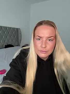 Snapshot of LeahLovexx chatting on 11.04.25 LeahLovexx online show from 11.04.25