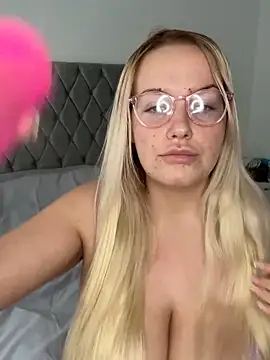 Snapshot of LeahLovexx chatting on 11.06.25 LeahLovexx online show from 11.06.25