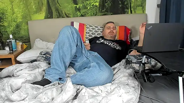 Snapshot of chubbydaddybear82 chatting on 11.09.25 chubbydaddybear82 online show from 11.09.25