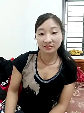 Snapshot of wees-lind chatting on 11.30.25 wees-lind online show from 11.30.25