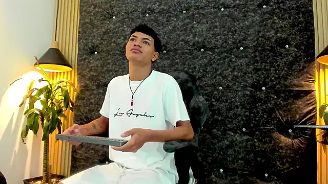 Yilmer hot online show from 11.03.25