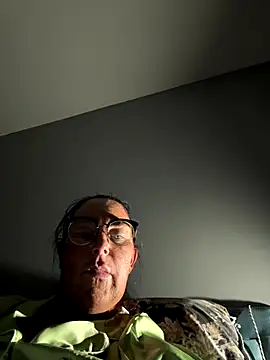 Snapshot of Angel-LinaX chatting on 12.21.25 Angel-LinaX online show from 12.21.25