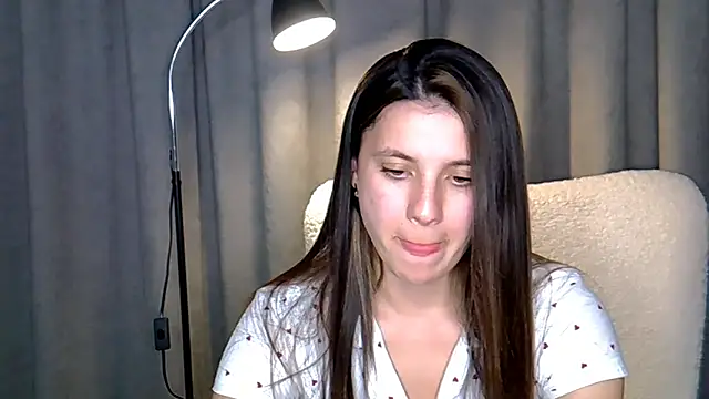 Snapshot of KiraHoney chatting on 06.16.26 KiraHoney online show from 06.16.26