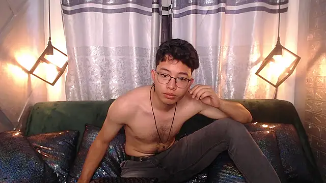 Snapshot of alexy_re chatting on 11.08.25 alexy re online show from 11.08.25