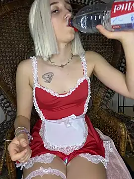 Snapshot of vanille13r chatting on 06.17.26 vanille13r online show from 06.17.26