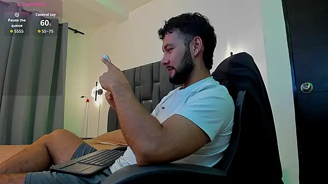 Snapshot of noah_corvelle chatting on 11.20.25 noah corvelle online show from 11.20.25