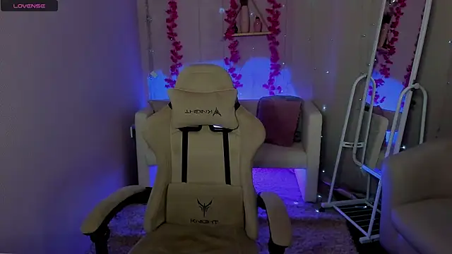 Snapshot of Hanako_Rey chatting on 11.28.25 Hanako Rey online show from 11.28.25