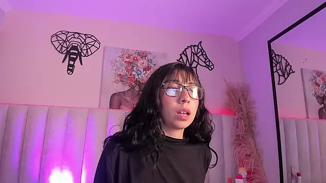 Isabella Crofts online show from 11.19.25