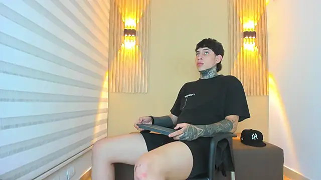 Snapshot of DANTE_ARMSTRONG chatting on 11.11.25 DANTE ARMSTRONG online show from 11.11.25