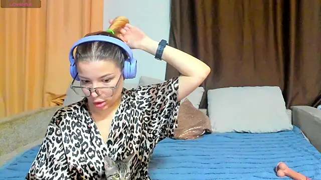 Eva purrr  online show from 11.30.25