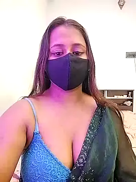 Snapshot of LoveLy-Soneya chatting on 12.17.25 LoveLy-Soneya online show from 12.17.25