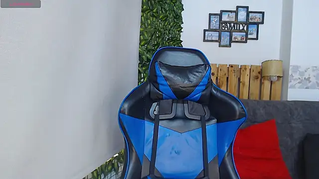 Snapshot of mila_fortune chatting on 11.08.25 mila fortune online show from 11.08.25