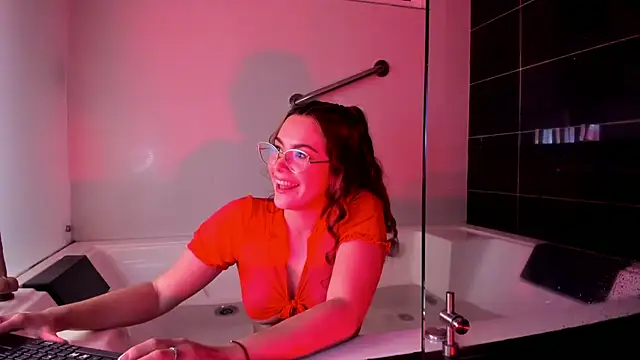 Snapshot of SaraAlvarezx chatting on 06.21.26 SaraAlvarezx online show from 06.21.26