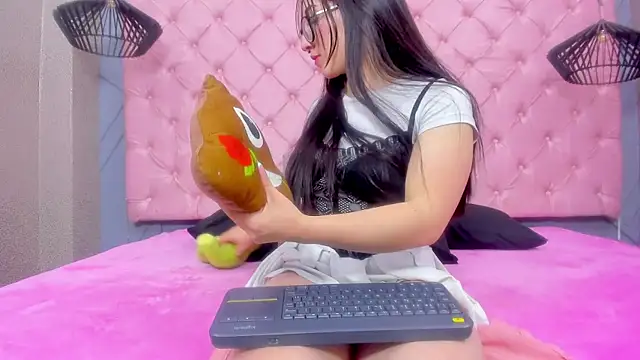 Mia Horney online show from 12.22.25