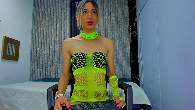 Snapshot of Caitlyn-Joness_ chatting on 12.04.25 Caitlyn-Joness online show from 12.04.25