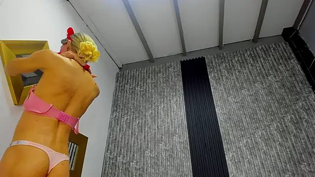 Snapshot of Caitlyn-Joness_ chatting on 12.17.25 Caitlyn-Joness online show from 12.17.25