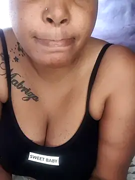 Snapshot of Qeenbrie chatting on 11.18.25 Qeenbrie online show from 11.18.25