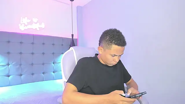 Snapshot of Liams18 chatting on 11.21.25 Liams18 online show from 11.21.25