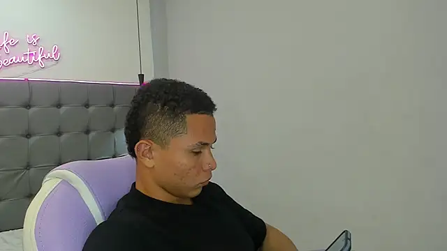 Snapshot of Liams18 chatting on 12.20.25 Liams18 online show from 12.20.25