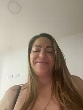 Snapshot of kamila_Vixen chatting on 11.05.25 kamila Vixen online show from 11.05.25