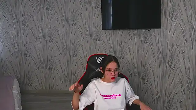 Snapshot of MargMelson chatting on 12.21.25 MargMelson online show from 12.21.25