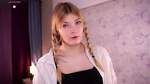 Snapshot of UteMessineo chatting on 11.12.25 UteMessineo online show from 11.12.25