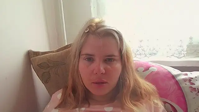 Snapshot of HornyElena chatting on 04.19.26 HornyElena online show from 04.19.26