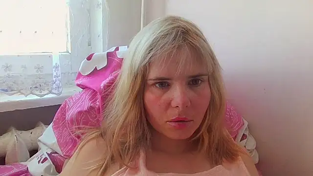 Snapshot of HornyElena chatting on 04.21.26 HornyElena online show from 04.21.26