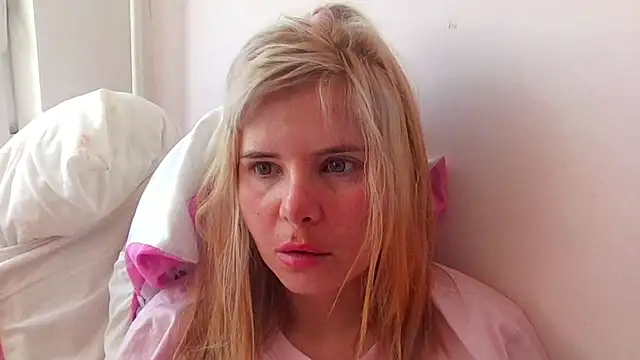 Snapshot of HornyElena chatting on 04.24.26 HornyElena online show from 04.24.26