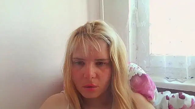 Snapshot of HornyElena chatting on 04.28.26 HornyElena online show from 04.28.26